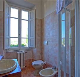 6 bedroom villa with large pool and tennis court near Arezzo, Southern Tuscany, sleeps 12
